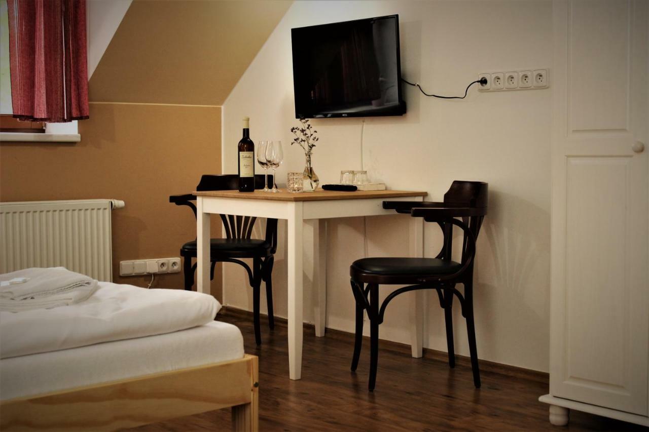 Penzion A Restaurace U Reky Ledec nad Sazavou Ngoại thất bức ảnh